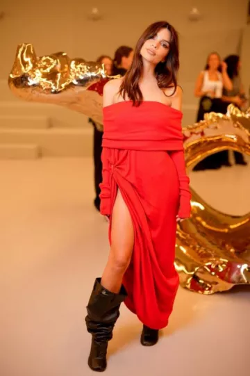 Loewe Toy over the Knee Boot en Nappa Lambskin porté par Emily Ratajkowski au Loewe Show le 29 septembre 2023