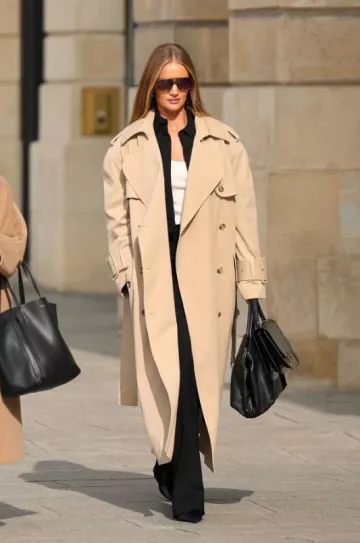 Khaite The Rennie Trench portée par Rosie Huntington-Whiteley à Paris le 29 septembre 2023