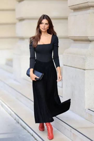 Robe Maxi en crêpe Tory Burch portée par Emily Ratajkowski à Paris le 28 septembre 2023