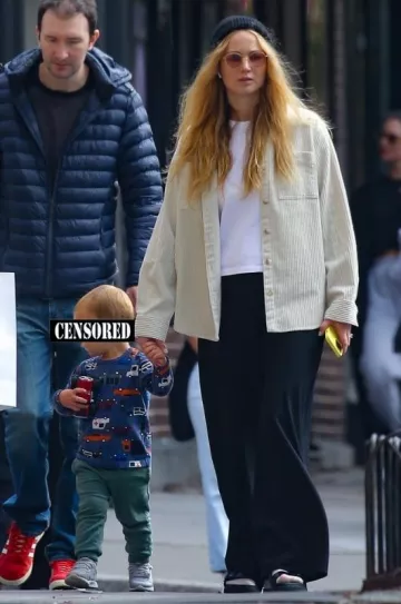 Birkenstock Arizona Sandalias de dos correas negras usadas por Jennifer Lawrence en la ciudad de Nueva York el 28 de septiembre de 2023