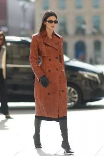 Lunettes de soleil noires Chimi Lhr portées par Kendall Jenner à Bottega Venetta Fitting le 27 septembre 2023