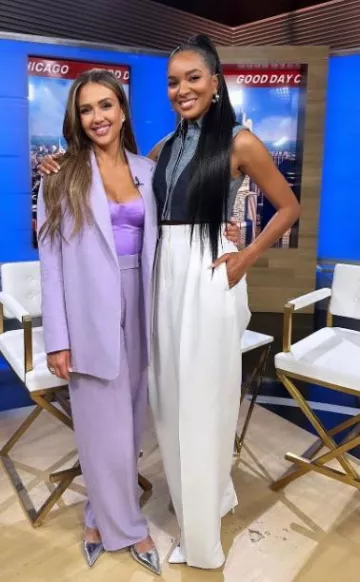 Camilla y Marc Enora Pantalones usados por Jessica Alba en la publicación de Chicago el 12 de agosto de 2023