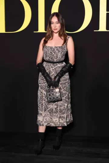 Chaussettes Dior Bee portées par Alycia Debnam Carey au Dior Show le 26 septembre 2023