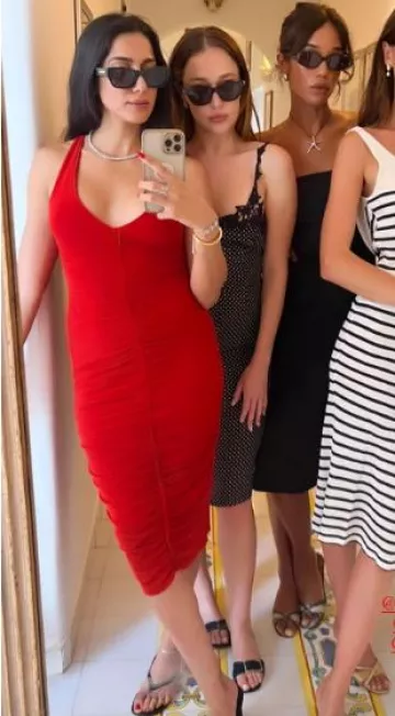 Sandales à talons Adria Block de la Réforme portées par Alycia Debnam-Carey sur la story Instagram d’Amanda Charchian le 22 juillet 2023