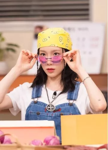 Flyingapplevintage Dick­ies Den­im Bib Over­alls worn by Taeyeon at Amazing Saturday Ep 276 post on August 12, 2023