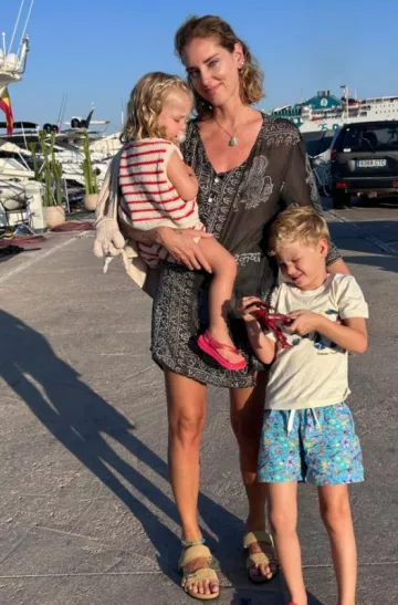 Chiara Ferragni Bold Cross Hoop Earrings portés par Chiara Ferragni sur sa story Instagram le 12 août 2023