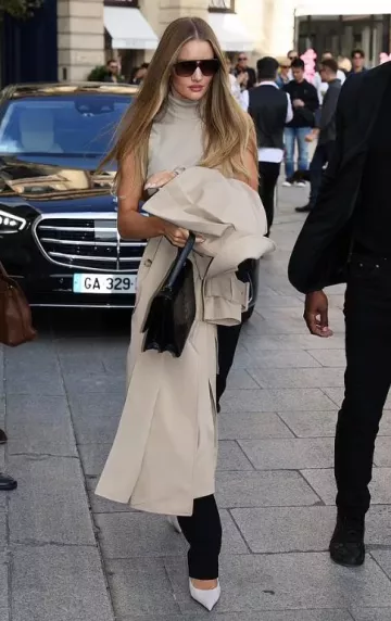 El bolso Row Sofia usado por Rosie Huntington-Whiteley en París el 30 de septiembre de 2023