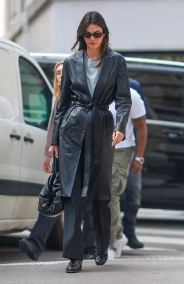 Lunettes de soleil noires Chimi Lhr portées par Kendall Jenner à Paris le 29 septembre 2023