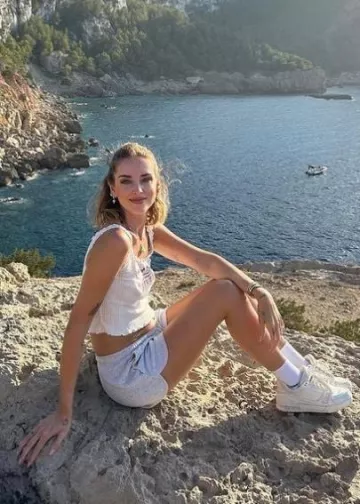 Chiara Ferragni Bold Cross Hoop Boucles d’oreilles portées par Chiara Ferragni sur son post Instagram le 12 août 2023