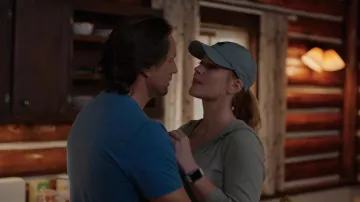 Gorra de sombrero gris usada por Melinda Monroe (Alexandra Breckenridge) como se ve en Virgin River (S04E02)