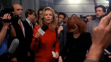 Vestido de abrigo rojo usado por Kitty Potter (Kim Basinger) en Ready to Wear