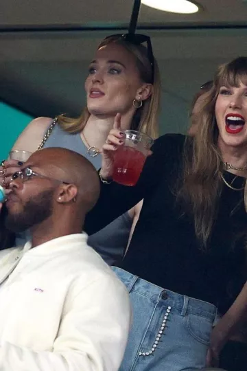 Ray Ban Wayfarer Reverse Sunglasses worn by Sophia Turner at Kansas City Chiefs Vs New York Jets Football Game on October 1, 2023