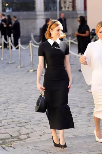 Valentino Garavani Crepe Cou­ture Mi­di Dress worn by Maude Apatow at Valentino Show on October 1, 2023