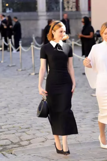 Robe Midi Crêpe Couture Valentino Garavani portée par Maude Apatow au Valentino Show le 1er octobre 2023