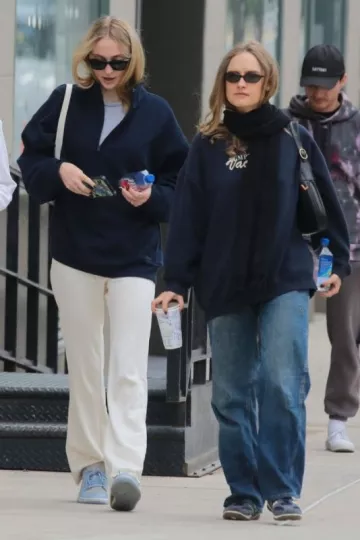 El bolso de media luna de cuero Row usado por Sophia Turner en la ciudad de Nueva York el 1 de octubre de 2023