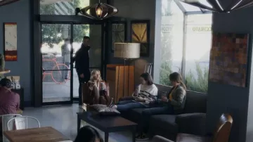 Arket Marinière Jersey usado por Jodie (Ginnifer Goodwin) como se ve en Pivoting (S01E01)