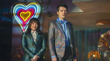 Chaqueta Asos Rainbow Blazer usada por Otis Milburn (Asa Butterfield) en la serie de televisión Sex Education (S04E08)