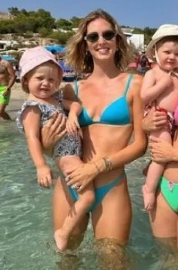 Lunettes de soleil Céline Triomphe Métal 01 En Métal Or/Vert portées par Chiara Ferragni sur son post Instagram le 11 août 2023