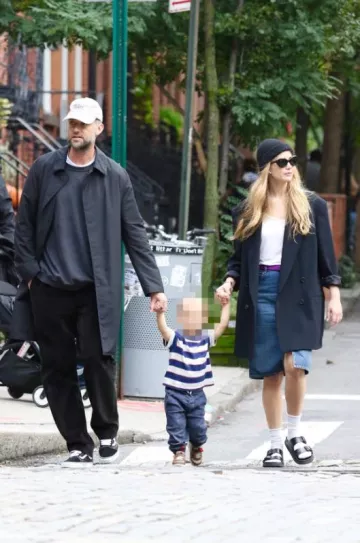 Birkenstock Arizona Sandalias de dos correas negras usadas por Jennifer Lawrence en la ciudad de Nueva York el 30 de septiembre de 2023