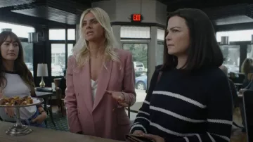 La ligne Mini Marin Pull en coton rayé porté par Jodie (Ginnifer Goodwin) comme on le voit dans Pivoting (S01E02)