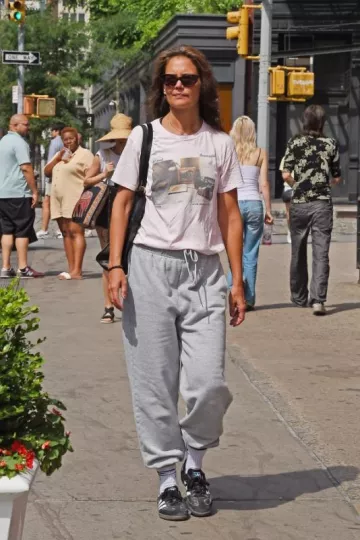 Sac fourre-tout A.P.C. Poppy Tote Bag porté par Katie Holmes à New York le 5 août 2023