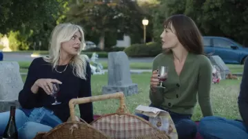 Vince Shrunken Button Cashmere Cardigan porté par Sarah (Maggie Q) comme on le voit dans Pivoting (S01E03)