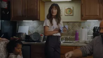 T-shirt Classic NY Skyline re/done porté par Sarah (Maggie Q) comme on le voit dans Pivoting (S01E03)