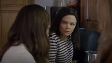 T-shirt à manches longues Madewell Whisper Cotton Rib-Neck porté par Jodie (Ginnifer Goodwin) comme on le voit dans Pivoting (S01E03)