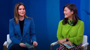 Blusa Zara Flowy con corbata usada por Juju Chang como se ve en Good Morning America el 29 de septiembre de 2023