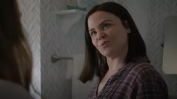 Oiseaux du Paradis Finley Pintuck Chemisier porté par Jodie (Ginnifer Goodwin) comme on le voit dans Pivoting (S01E09)