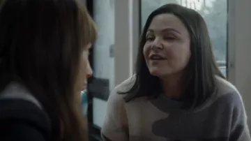 C par Bloomingdales Camo Print Cashmere Sweater en Comboy neutre porté par Jodie (Ginnifer Goodwin) comme vu dans Pivoting (S01E04)