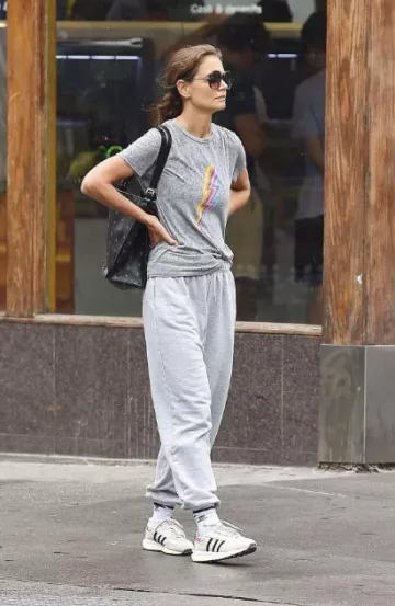 Adidas Originals Crew Calcetines usados por Katie Holmes en Nueva York el 10 de agosto de 2023