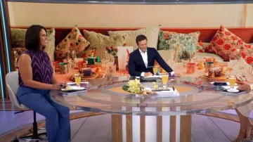 Ann Taylor Chiffon Mixed Media Ruffle Mock Neck Top porté par Dana Jacobson tel que vu dans CBS Mornings le 1er octobre 2023