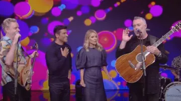Chloe Balloon Sleeve Belted Linen Drill Dress portée par Kelly Ripa comme vu en LIVE avec Kelly et Mark le 28 septembre 2023