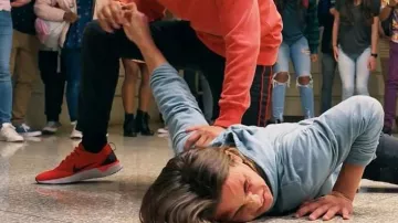 Chaussures Nike Red Orange portées par Miguel Diaz (Xolo Maridueña) dans la série télévisée Cobra Kai (S02E10)