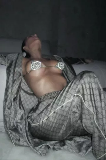 Gucci Gg Supreme Printed Silk Shirt porté par Kim Kardashian sur sa publication Instagram le 2 octobre 2023