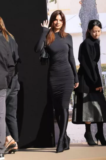 Balenciaga Crush Small Sling Bag porté par Emily Ratajkowski au Balenciaga Show le 1er octobre 2023