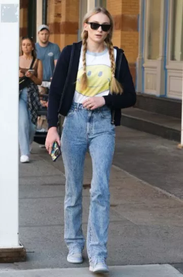 Ray Ban Way­far­er Re­verse Sun­glass­es worn by Sophia Turner in New York City on October 1, 2023