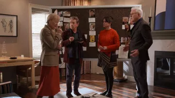 Marine Serre Choqueing Tartans Wool Minifalda En Multicolor usada por Mabel Mora (Selena Gomez) como se ve en Only Murders in the Building (S03E10)