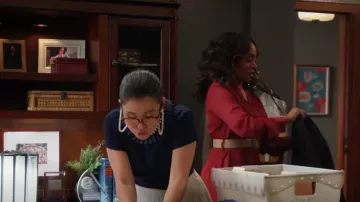 Ted Baker Nikita Embelleshed Neck Left Left In Navy usado por Sherri Kansky (Ruthie Ann Miles) como se ve en All Rise (S03E13)