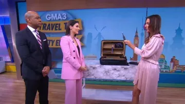 Magda Butrym Tarragona Vestido en Rosa usado por Sarah Eggenberger visto en Good Morning America el 2 de octubre de 2023