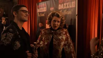 Dolce & Gabbana Bow-Detail Silk-Jacquard Cape porté par Donna DeMeo (Linda Emond) comme on le voit dans Only Murders in the Building (S03E10)