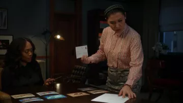 Blusa rosa de cadena de Zara usada por Sherri Kansky (Ruthie Ann Miles) como se ve en All Rise (S03E13)