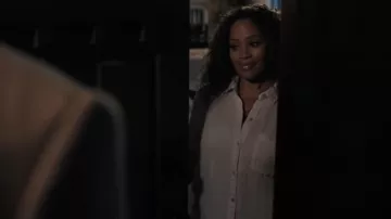 Rails Ellis SHirt usado por Marisa (Maahra Hill) como se ve en The Irrational (S01E01)