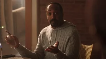 Suéter de punto de cable de Brooks Brothers usado por Alec Mercer (Jesse L. Martin) como se ve en The Irrational (S01E02)