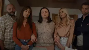Vince Band Collar 100% Silk Blouse portée par Amy (Eliza Coupe) comme on le voit dans Pivoting (S01E10)