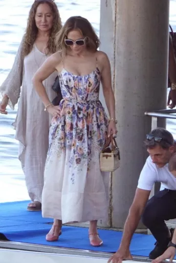 Zimmermann Robe Midi Tama portée par Jennifer Lopez à Nerano, en Italie le 10 août 2023