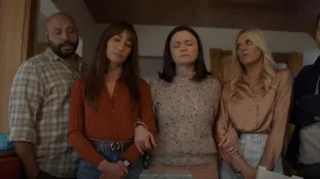 MINKPINK Alep Crew Neck Marle Sweater porté par Jodie (Ginnifer Goodwin) comme on le voit dans Pivoting (S01E10)