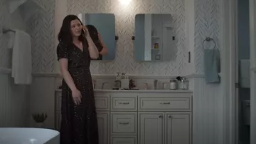 Madewell Stem Scatter Puff Sleeve Faux Wrap Midi Dress portée par Jodie (Ginnifer Goodwin) comme on le voit dans Pivoting (S01E10)