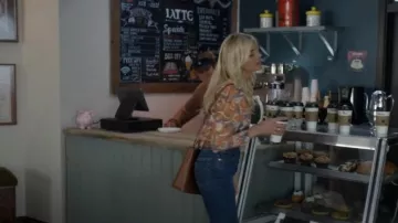 Bolso bandolera de transporte pequeño Madewell usado por Amy (Eliza Coupe) como se ve en Pivoting (S01E10)